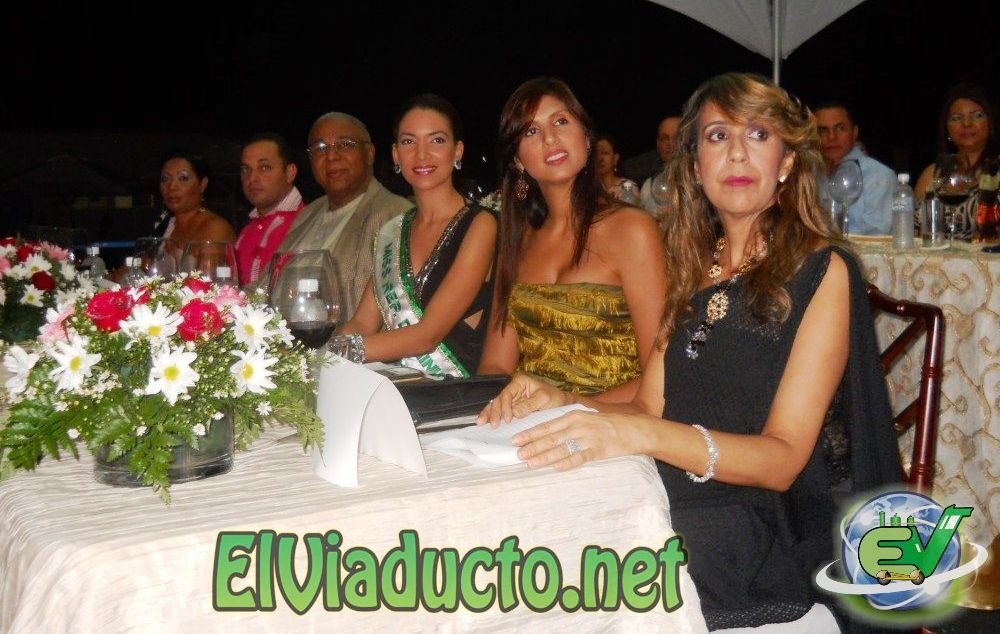 Dulce Jiménez, Elizabeth Bencosme, El Lic. Carlos Mena, Faride Pérez, Catherine Ramírez y Rauddy Torres.